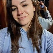 Profesora de música imparte clases de guitarra
